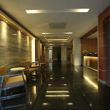 V Hotel Убонратчатхані Екстер'єр фото
