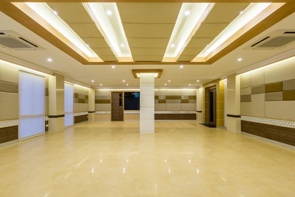 V Hotel Убонратчатхані Екстер'єр фото